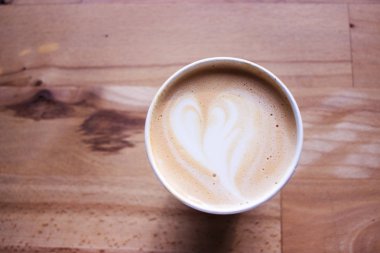 Cafe kahve fincanı ' kalp latte sanat üzerine sütlü