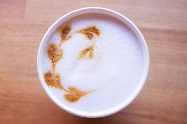 Cafe kahve fincanı ' kalp latte sanat üzerine sütlü