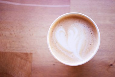 Cafe kahve fincanı ' kalp latte sanat üzerine sütlü