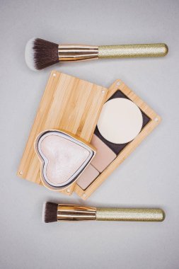 Farklı kozmetik makyaj için Sevgililer günü için. Profesyonel kozmetik üzerinde gri bir arka plan, arka plan veya doku Baynlar için kozmetik.