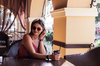 çay içmek ve iyi sofra adabı gösteren güzel bir pin-up kızı yaratıcı bir vintage fotoğraf.