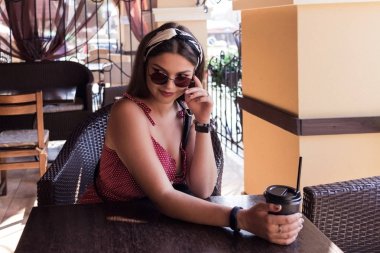 çay içmek ve iyi sofra adabı gösteren güzel bir pin-up kızı yaratıcı bir vintage fotoğraf.