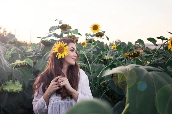 Chica Sosteniendo Girasol Una Sonrisa —  Fotos de Stock