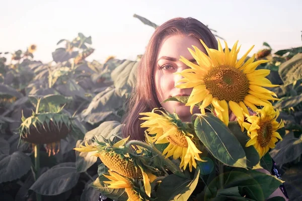 Menina Segurando Girassol Sorriso — Fotografia de Stock