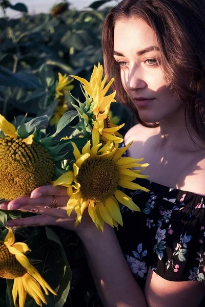 Chica Sosteniendo Girasol Una Sonrisa —  Fotos de Stock