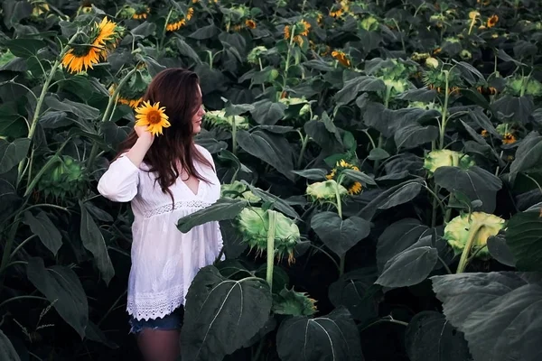 Chica Sosteniendo Girasol Una Sonrisa —  Fotos de Stock