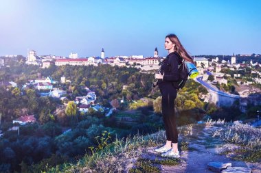 Bir güzel turist kıza, şehrin yukarısındaki yükseklik doğanın güzelliği hayran bakar.