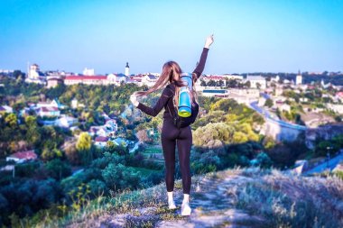 Bir güzel turist kıza, şehrin yukarısındaki yükseklik doğanın güzelliği hayran bakar.