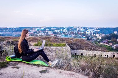 Bir denizde dizüstü bilgisayar kullanan genç kadın. Serbest çalışma kavramı. Geziler, kontrol, oteller ve uçuşlar, planlamak için aygıtları kullanan kişiler aile ve ofis dünyanın uzak kısmından bağlı kalmak