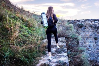Avrupa seyahati eğlenceli yaz kadını Oia, Santorini, Yunanistan adasında özgürce dans ediyor. Avrupa 'da kaygısız bir turist. Kırmızı bir elbise giyiyor..