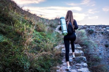 Avrupa seyahati eğlenceli yaz kadını Oia, Santorini, Yunanistan adasında özgürce dans ediyor. Avrupa 'da kaygısız bir turist. Kırmızı bir elbise giyiyor..