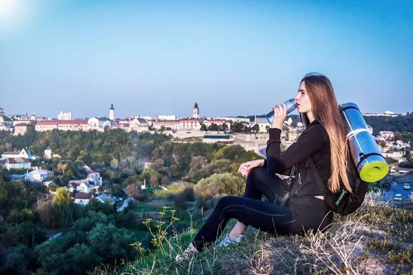mutlu traveler sırt çantası ve şişe dağın tepesinde duran ve vadi manzaralı kaldırdı elleriyle zevk suyu ile. Dağlar manzara, seyahat Asya, mutluluk duygu, yaz tatil kavramı