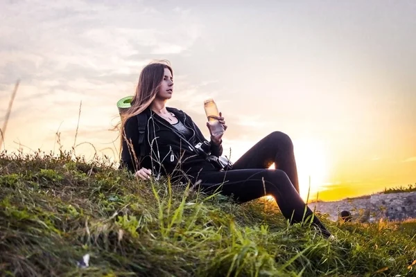 Bela Aptidão Atleta Mulher Beber Água Após Exercício Pôr Sol — Fotografia de Stock