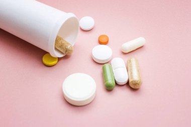 Farklı hapları uyuşturucu ya da bir beyaz plastik tıp şişe aspirin veya parasetamol antibiyotik dışarı dökülmesini tablet
