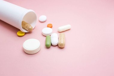 Farklı hapları uyuşturucu ya da bir beyaz plastik tıp şişe aspirin veya parasetamol antibiyotik dışarı dökülmesini tablet