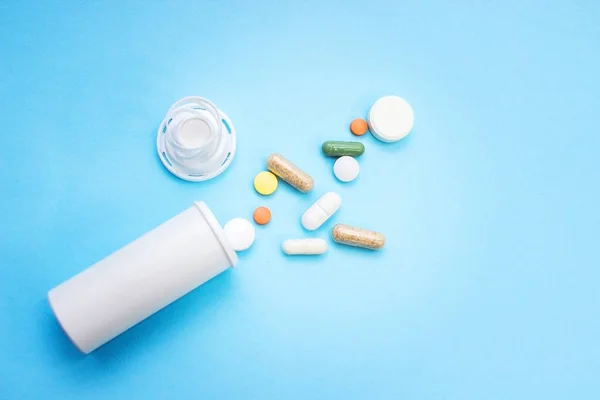 Comprimidos Cápsulas Multicolores Frasco Blanco Para Tabletas Píldoras Medicina Farmacéutica — Foto de Stock