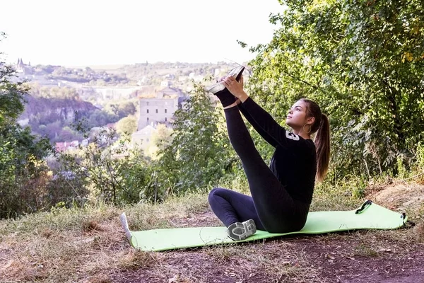 Hübsche Frau Macht Yoga Übungen Park — Stockfoto