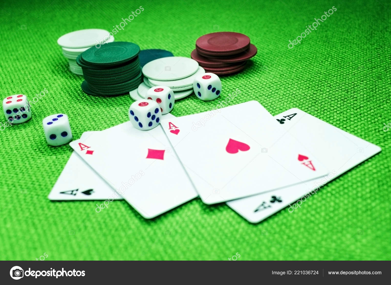 As peças de jogo coloridas de fichas de pôquer estão na mesa de jogo na  pilha. plano de fundo para o casino online.