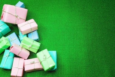 Hediyeler yeşil doku ile şenlikli arka plan