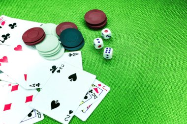 Poker fişleri dört as yeşil bir arka plan üzerinde zar.