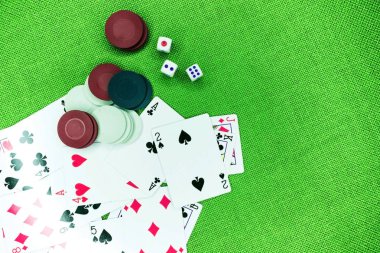 Casino poker fişleri renkli oyun adet yalan yığının oyun tablo. Kumar Kumarhane, iş, poker için arka plan. Renkli casino poker chips casino oyunu tablo için. Yumuşak odak