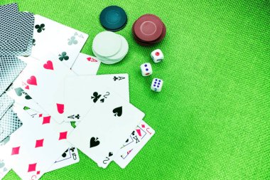 Kartları, poker fişleri ve dices yeşil masada oynarken