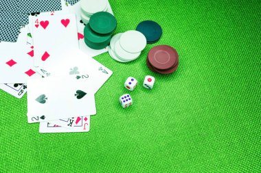 Kartları, poker fişleri ve dices yeşil masada oynarken