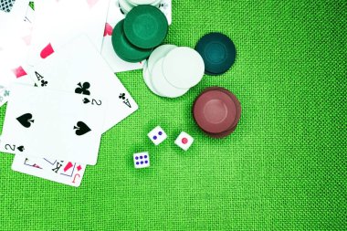 Poker fişleri dört as yeşil bir arka plan üzerinde zar.