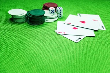 Kartları, poker fişleri ve dices yeşil masada oynarken