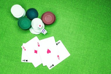 Kartları, poker fişleri ve dices yeşil masada oynarken