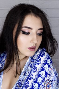 Güzel esmer güzellik ile lashes ve pembe ruj saç ve sağlıklı cilt üzerinde beyaz kadın modeli portre izole