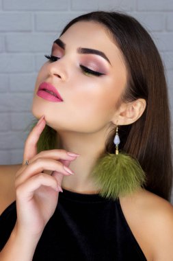 Güzellik makyaj. Yumuşak yumuşak yüz cilt dokunmak güzel gülümseyen kadın portre. Seksi genç kadın modeli ile profesyonel makyaj ve siyah uzun kirpik portresi. Kozmetik. Yüksek çözünürlük