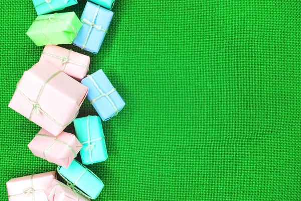 Cajas Brillantes Con Regalos Sobre Fondo Verde Cerca — Foto de Stock