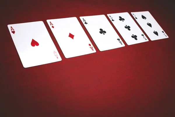 Карты Покера Красном Фоне Аншлаг — стоковое фото