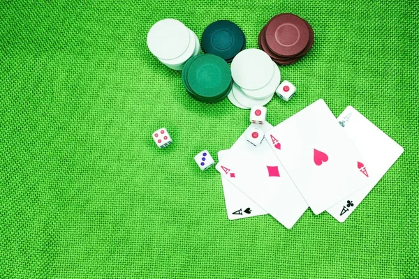 Παίζοντας Κάρτες Μάρκες Πόκερ Και Ζάρια Στο Πράσινο Τραπέζι — Φωτογραφία Αρχείου
