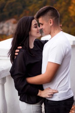 Mutlu genç çift dışarıda sarılıp gülüyor..