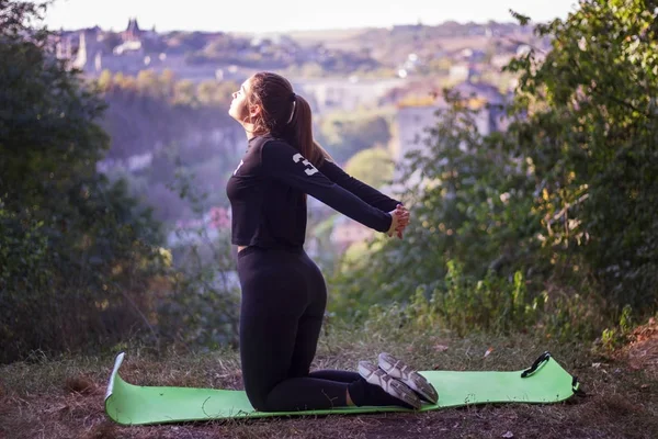 Schönes Junges Europäisches Mädchen Mit Langen Dunklen Haaren Macht Yoga — Stockfoto