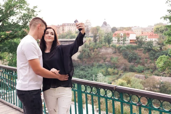 Ζευγάρι Σακίδια Πάρτε Selfie Φωτογραφία Πάνω Από Ορεινό Τοπίο Πεζοπορία — Φωτογραφία Αρχείου