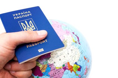 Ukrayna pasaportu beyaz arka plan üzerinde tutan adamın el