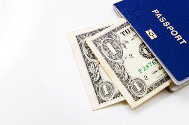 mavi ve kırmızı pasaport ile dolar ve yeni Rus banknot ruble veya beyaz bir arka plan ile haritalar üzerinde işaretlemek için kırmızı iğneler Euro.