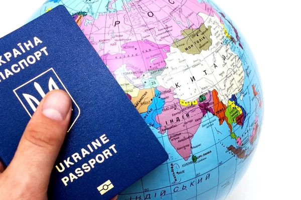 Mano Hombre Sosteniendo Pasaporte Ucraniano Sobre Fondo Blanco — Foto de Stock