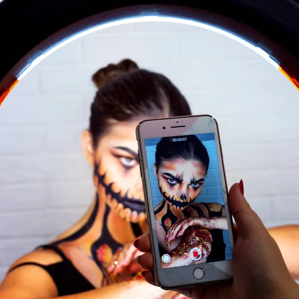 Deux Filles Aux Cheveux Longs Rient Prenant Selfie Photographier Maquillage — Photo