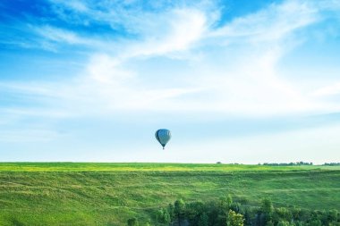 Pastoral cennet arka - iki renkli sıcak hava balonları yukarıda sakin deniz günbatımı gökyüzünde uçar. Parlak güneş, parlak ufuk ve hilal mavi gökyüzünde