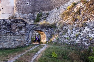Turistler fotoğraf, turist Tema alarak antik kalıntıları yürüyüş.