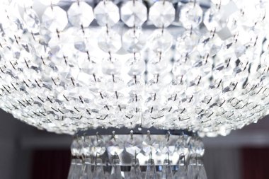 Kristal avize yakın çekim. Glamour arka plan kopya alanı ile