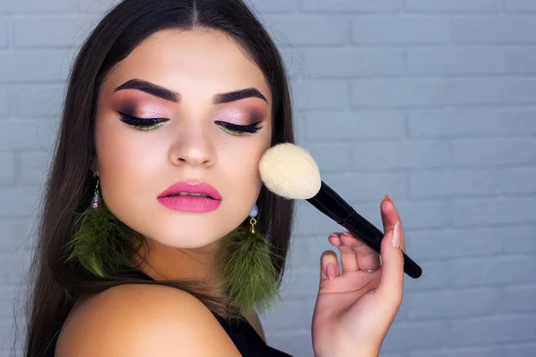 Chica Belleza Con Cepillo Maquillaje Maquillaje Vacaciones Brillante Para Mujer — Foto de Stock