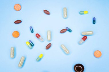 Bir fotoğraf farklı tıbbi uyuşturucu, Tablet ve mavi arka plan güzel hap hapları.