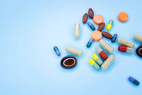 Una Foto Diferentes Medicamentos Tabletas Píldoras Sobre Fondo Azul Bonitas — Foto de Stock
