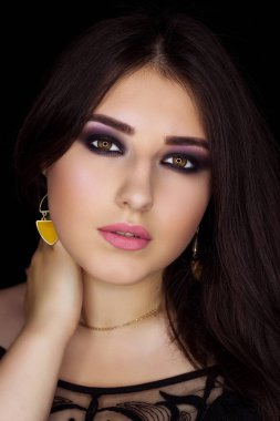 Yüzünde bir esmer esmer, makyaj dumanlı buz için profesyonel makyaj.
