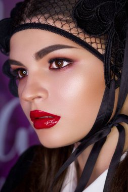 Çok oryantal bak. Seksi esmer modeli. Yakın çekim Arap kadın portresi. Yaratıcılık parlak makyaj uzun ses siyah saçlı.